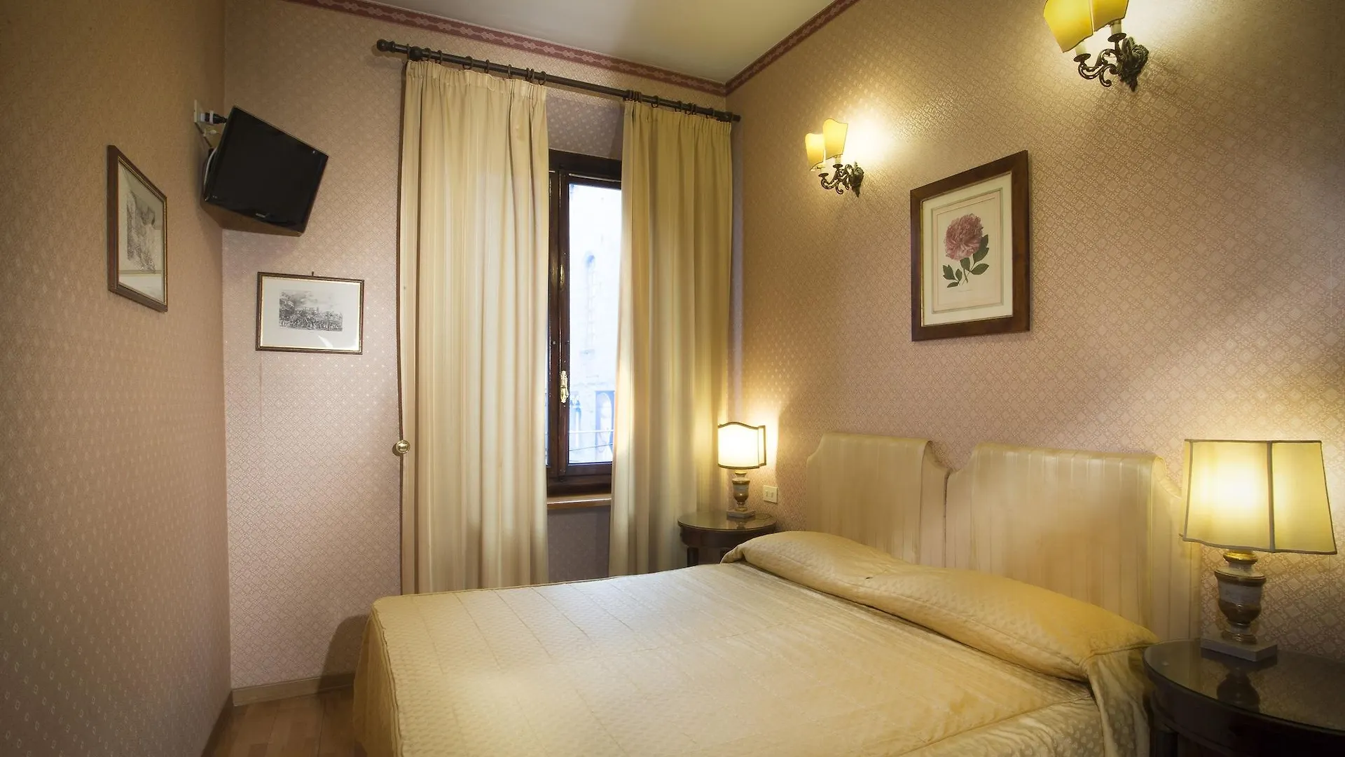 Hotel Hermitage Florence 3*,  Italy